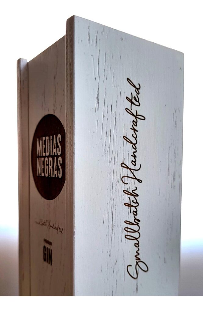 packaging premium sostenible para una botella con grabado personalizado.
