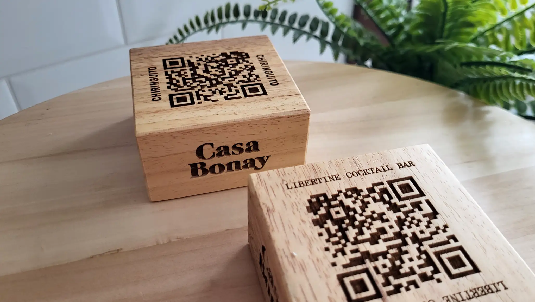 Prismas con Qr grabados en madera para hoteles