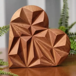 Corazón de madera tallado altorrelieve