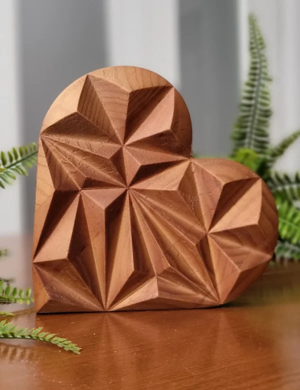 Corazón de madera tallado altorrelieve