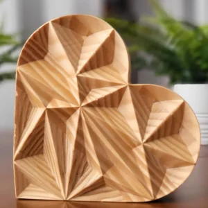 Corazón de madera tallado bajorrelieve