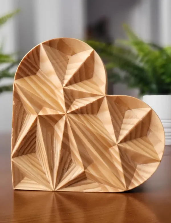 Corazón de madera tallado bajorrelieve