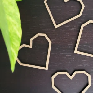 corazones-colgantes-de-madera-estilo-geek-2