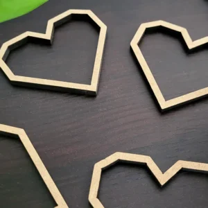 corazones-colgantes-de-madera-estilo-geek