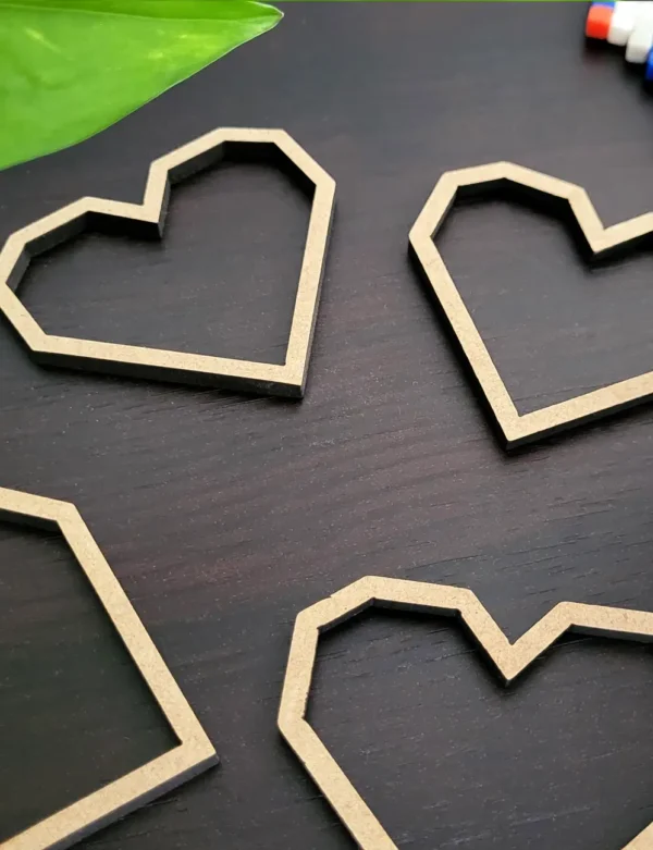 corazones-colgantes-de-madera-estilo-geek