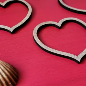 Corazones colgantes de madera estilo handmade