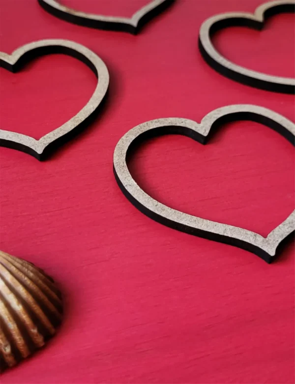 Corazones colgantes de madera estilo handmade