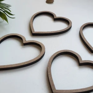 corazones-de-madera-colgantes-2