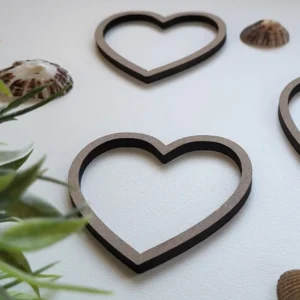 corazones de madera colgantes