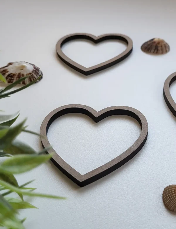 corazones de madera colgantes