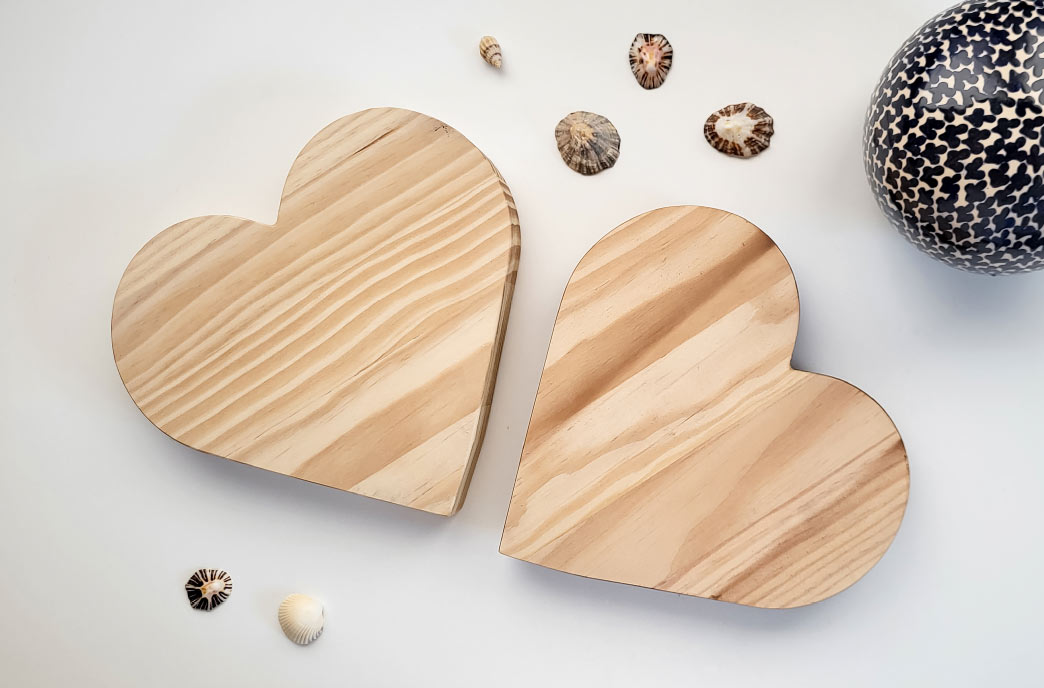 2 corazones de madera grandes