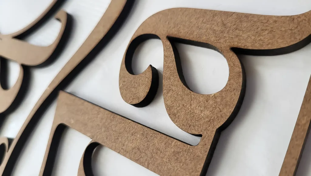 letras recortadas sobre dm reciclado para decoracion