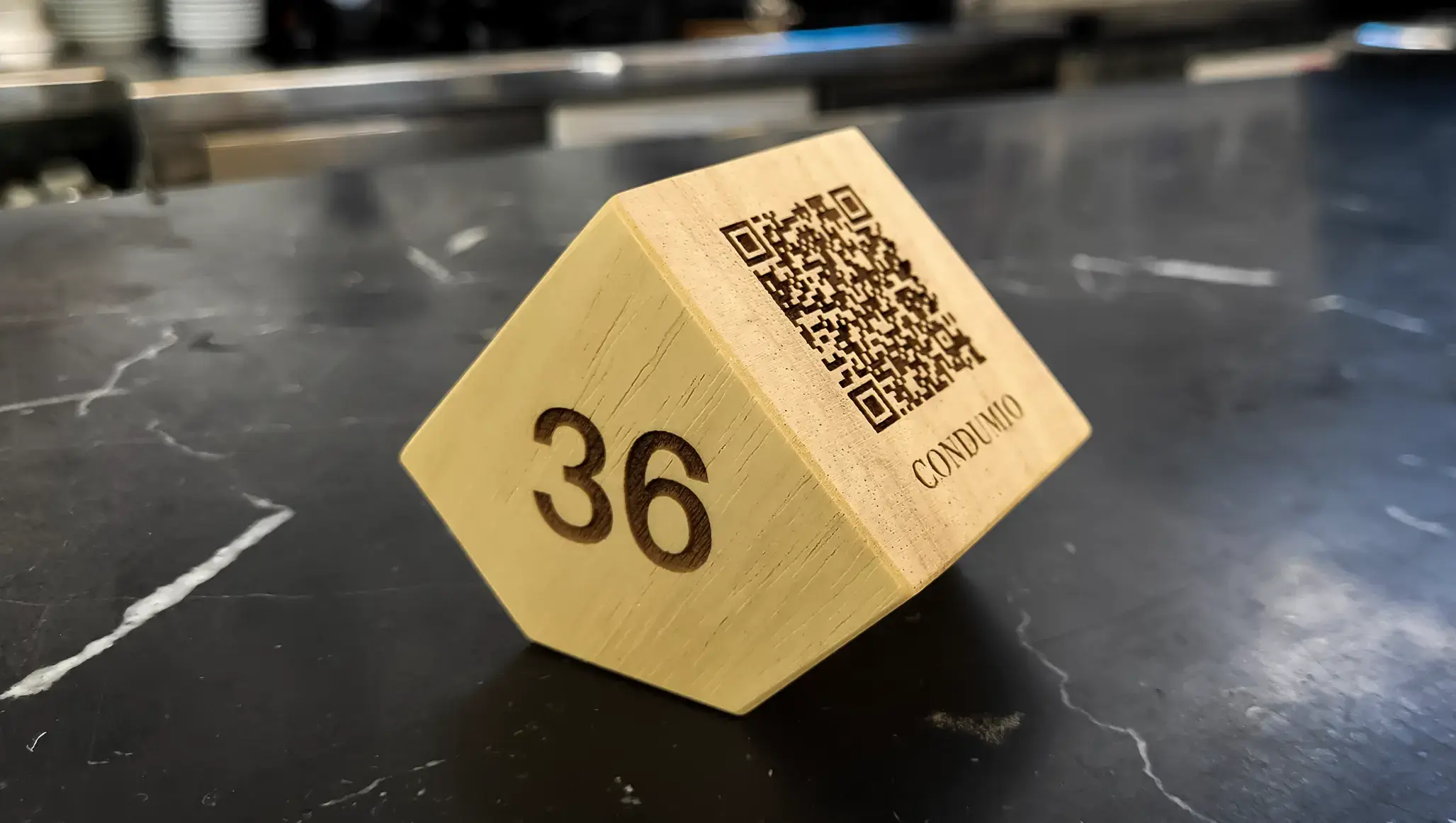 qr grabados en madera para hostelería