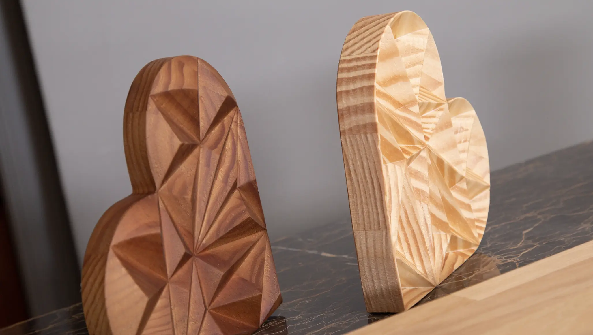 decoración con corazones de madera