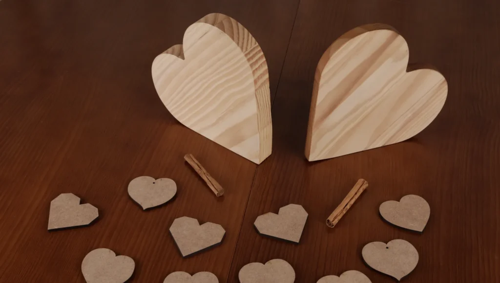 Diversos corazone hechos de madera