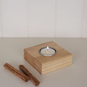 portavelas de madera natural forma cuadrada