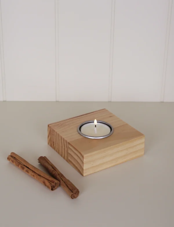 portavelas de madera natural forma cuadrada