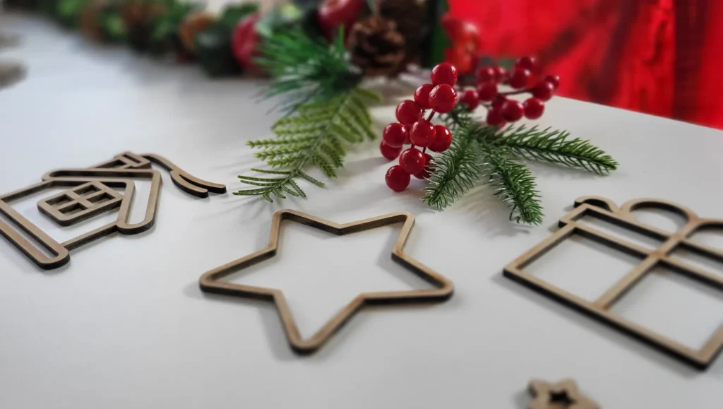 Regalos navideños de madera. Adornos colgantes de madera para navidad