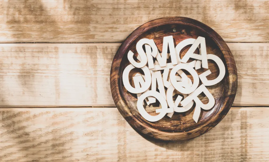 letras de madera en un bol de cocina decorativo