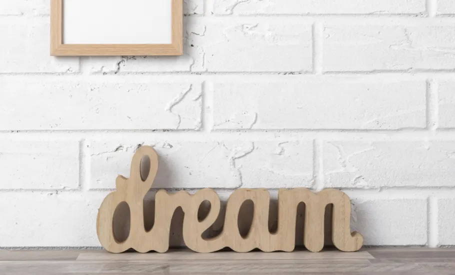 Letras y frases decorativas en madera