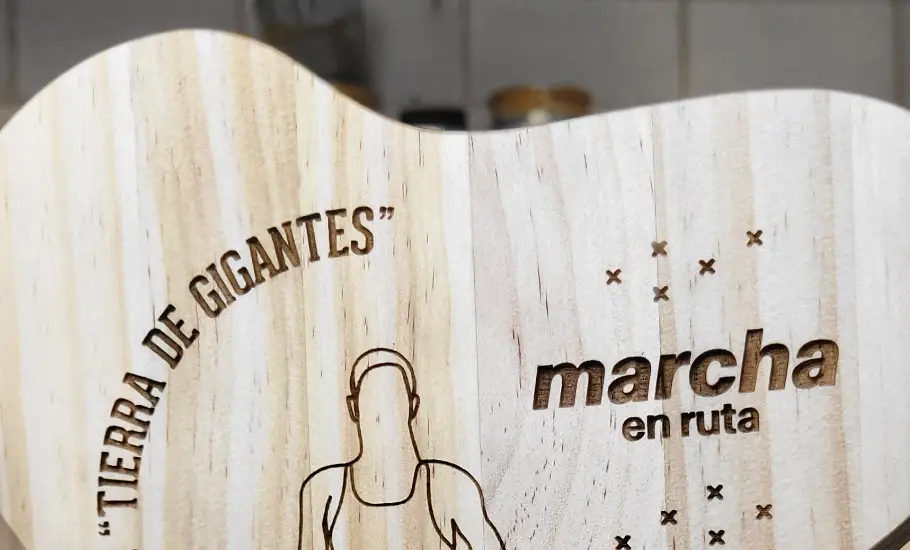 Trofeo de madera personalizado en corte y grabado láser