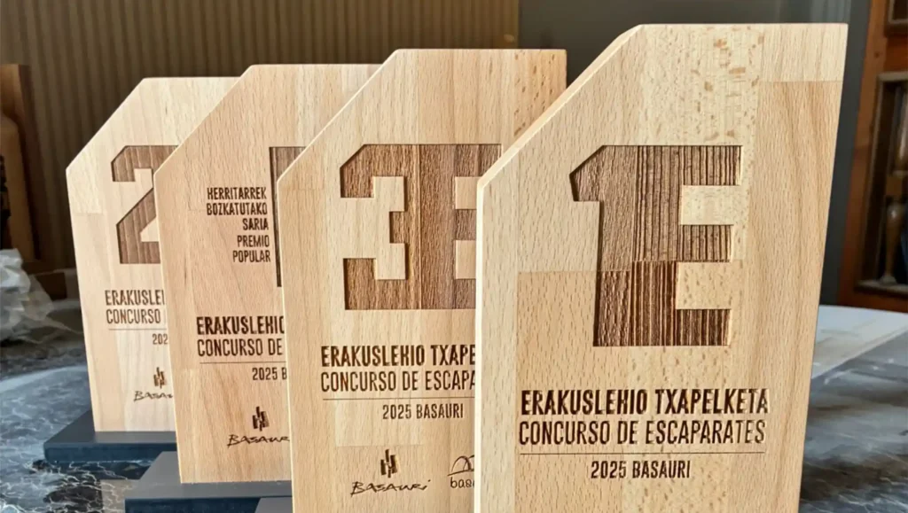 Regalos corporativos sostenibles. Trofeos Concurso de Escaparates Basauri 2025