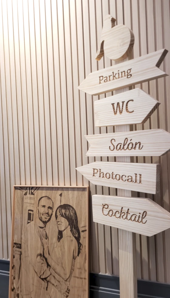 cartel y grabado personalizado en madera para bodas