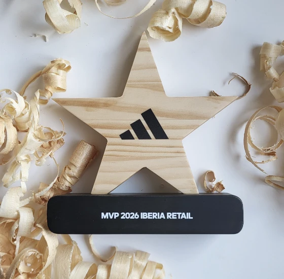 Trofeo personalizado en madera para adidas
