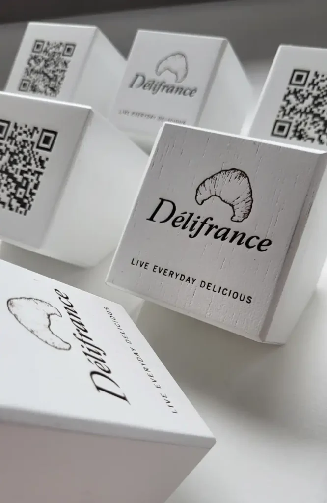 piezas personalizadas de madera con logotipo y qr