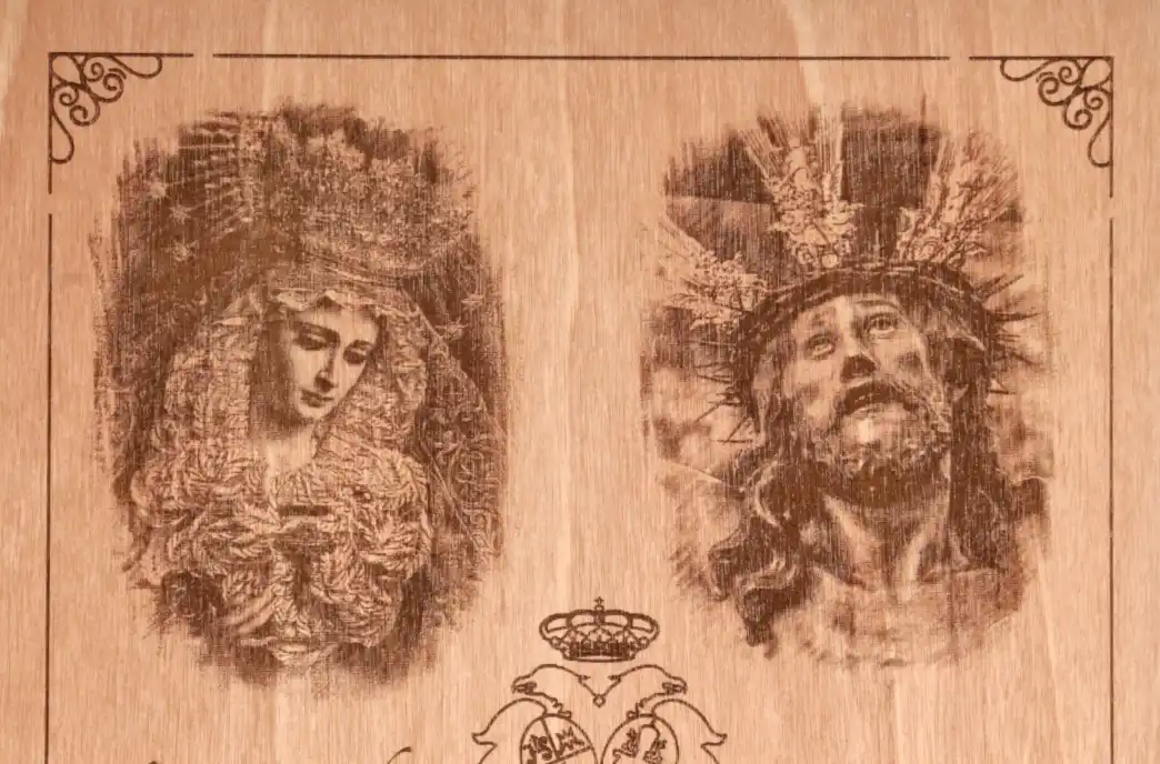 Regalo de Arte Religioso hecho en madera de El Cachorro de Sevilla