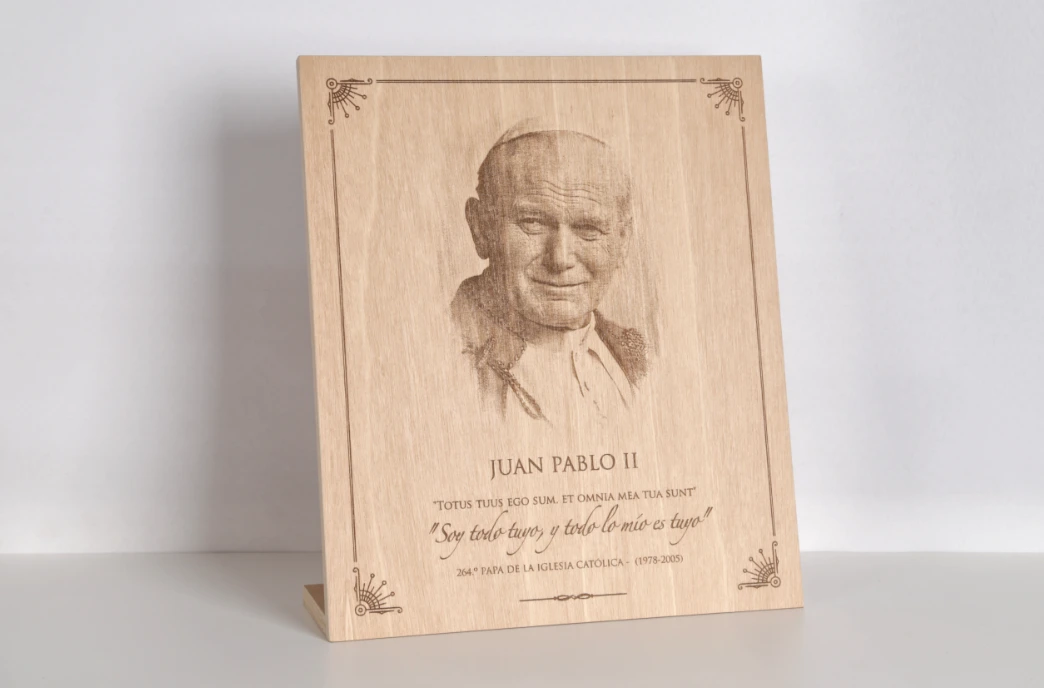 Regalo de Arte Religioso hecho en madera de Juan Pablo II