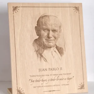 Grabado en madera de la imagen de Juan Pablo II sobre mesa de madera