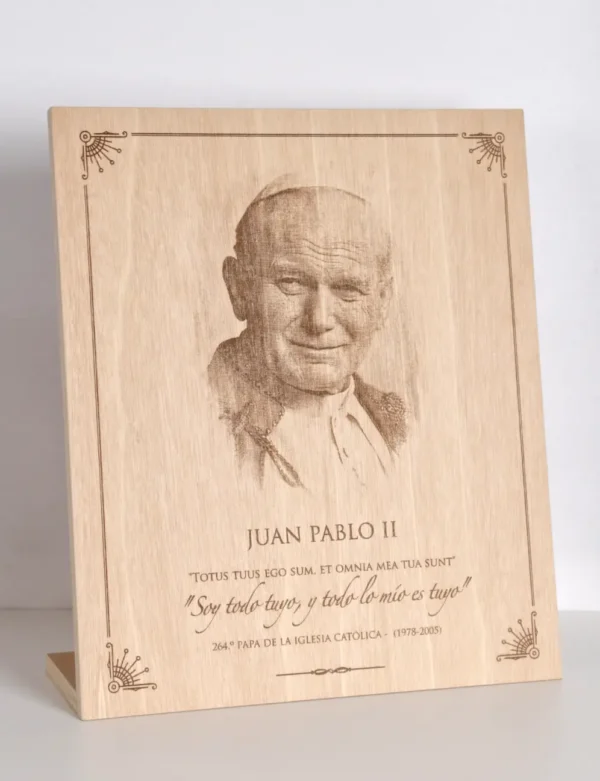 Grabado en madera de la imagen de Juan Pablo II sobre mesa de madera
