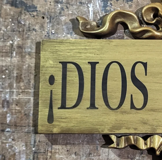 Cartel religioso en madera con acabado envejecido