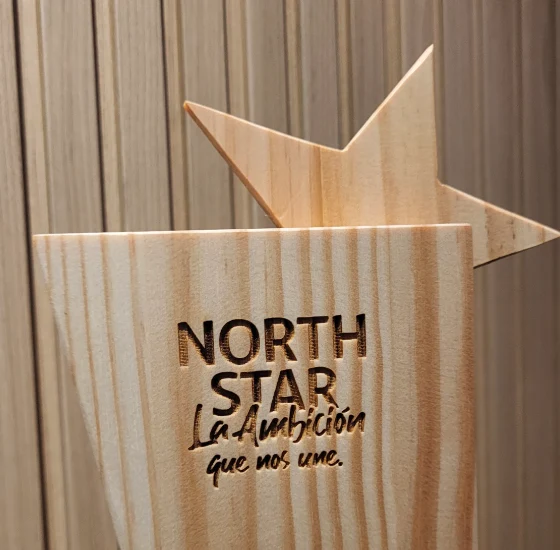 Galardón de madera con inscripción personalizada