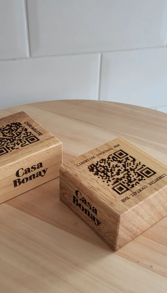 Personalización en madera con logotipo y qr